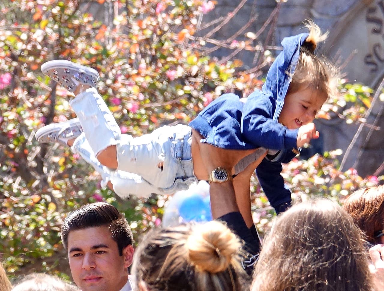 Kourtney, Scott y los chicos disfrutaron de juegos clásicos como 'It's A Small World', 'Thunder Mountain', 'Dumbo' y 'Mr Toad's Wild Adventure'.