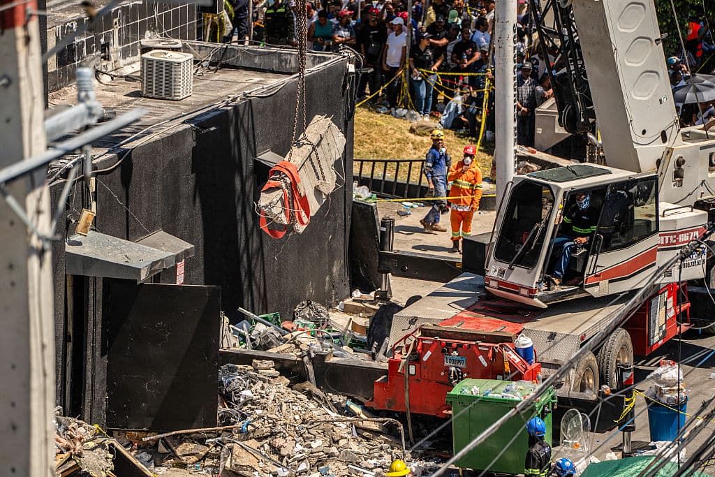 Un evento en el cual se presentaba 
<b><a href="https://www.univision.com/famosos/rubby-perez-accidente-hermano-desmiente-rescate" target="_blank">Rubby Pérez y su orquesta</a></b>, en la discoteca Jet Set de República Dominicana, terminó en desastre cuando 
<b>el techo del local colapsó</b> por motivos que todavía se investigan.