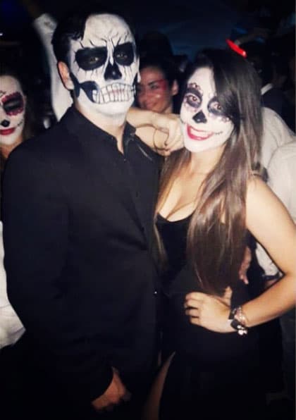 Julián Figueroa también maquilló su rostro de calaca, ¿quién sería su acompañante?