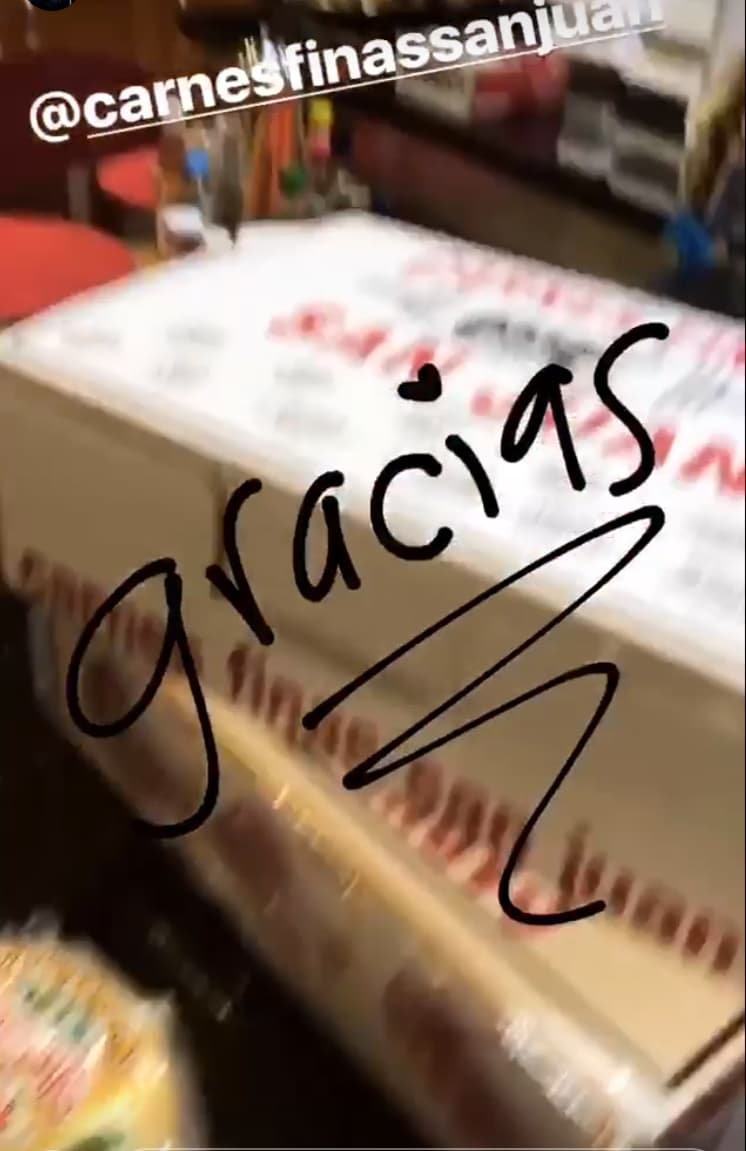 Se ve que sus fanáticos y su gente cercana la conoce muy bien, pues le gsuta mucho la comida, lo que más le mandaron para celebrar su cumpleaños, como esta carne empaquetada.