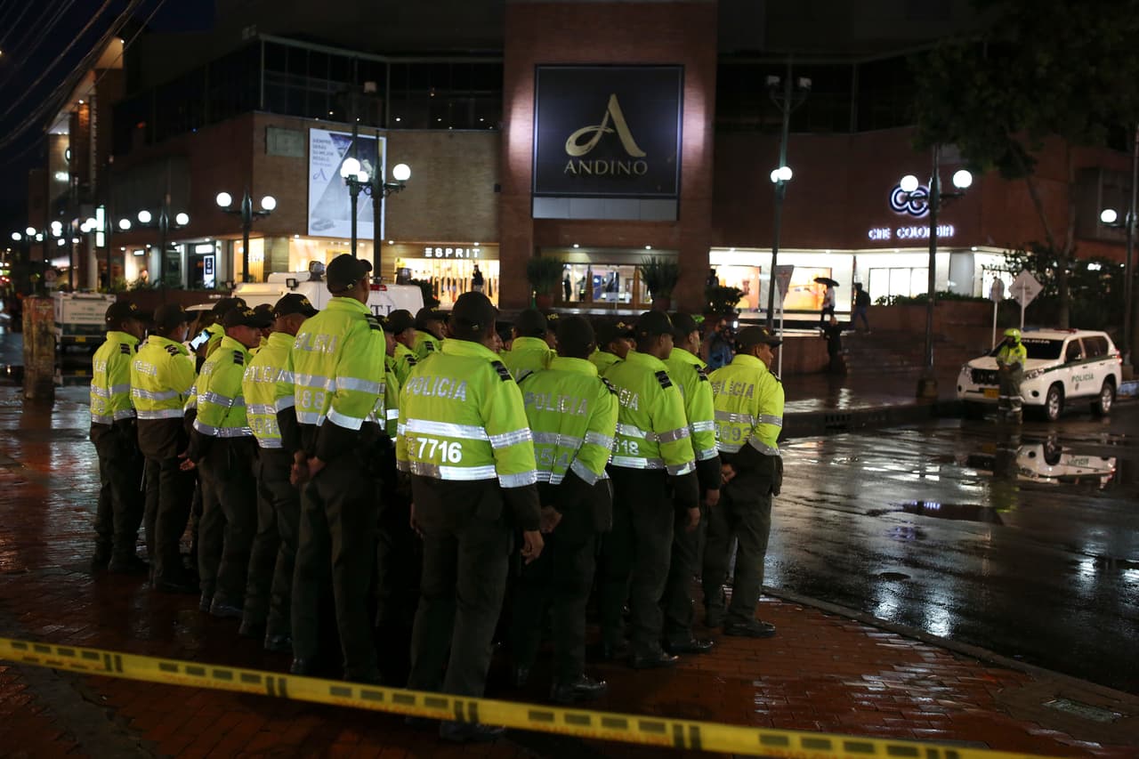 La Policía Nacional informó que técnicos antiexplosivos están indagando qué artefacto causó la lesión a estas personas. (AP Photo/Ricardo Mazalan)