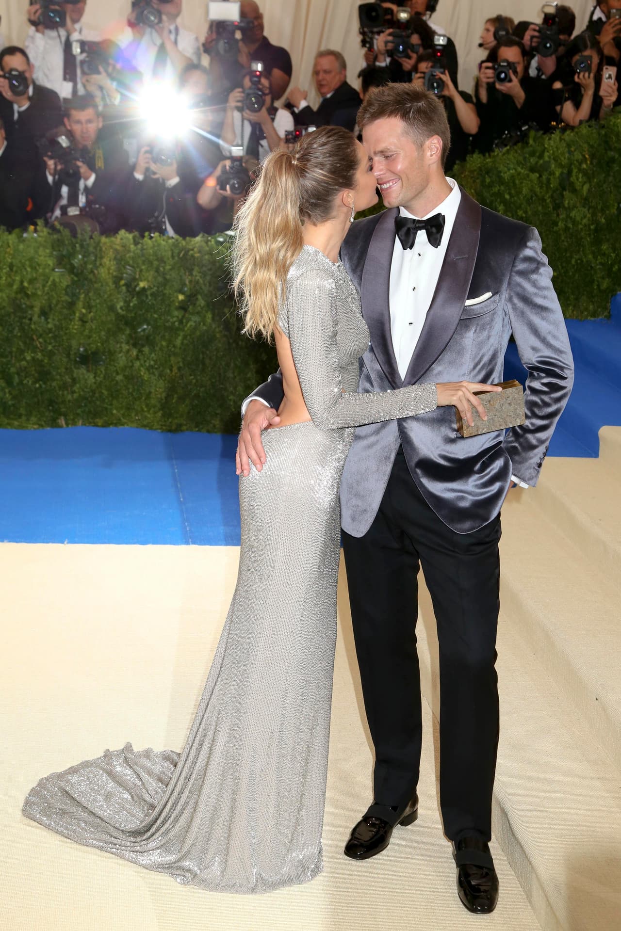 Tom Brady y Gisele Bündchen no podían dejar de besarse en el Met Gala.