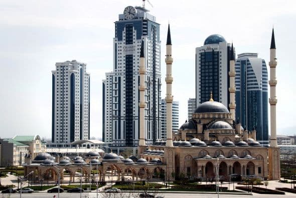 En lo alto del edificio se encuentra el reloj circular más grande del mundo y que sigue marcando la hora exacta. "Grozni-City", que incluye varios rascacielos, es el orgullo de las autoridades chechenas, que han reconstruido en unos años una ciudad que estaba en estado ruinoso tras las dos cruentas guerras entre el Ejército federal ruso y la guerrilla separatista.