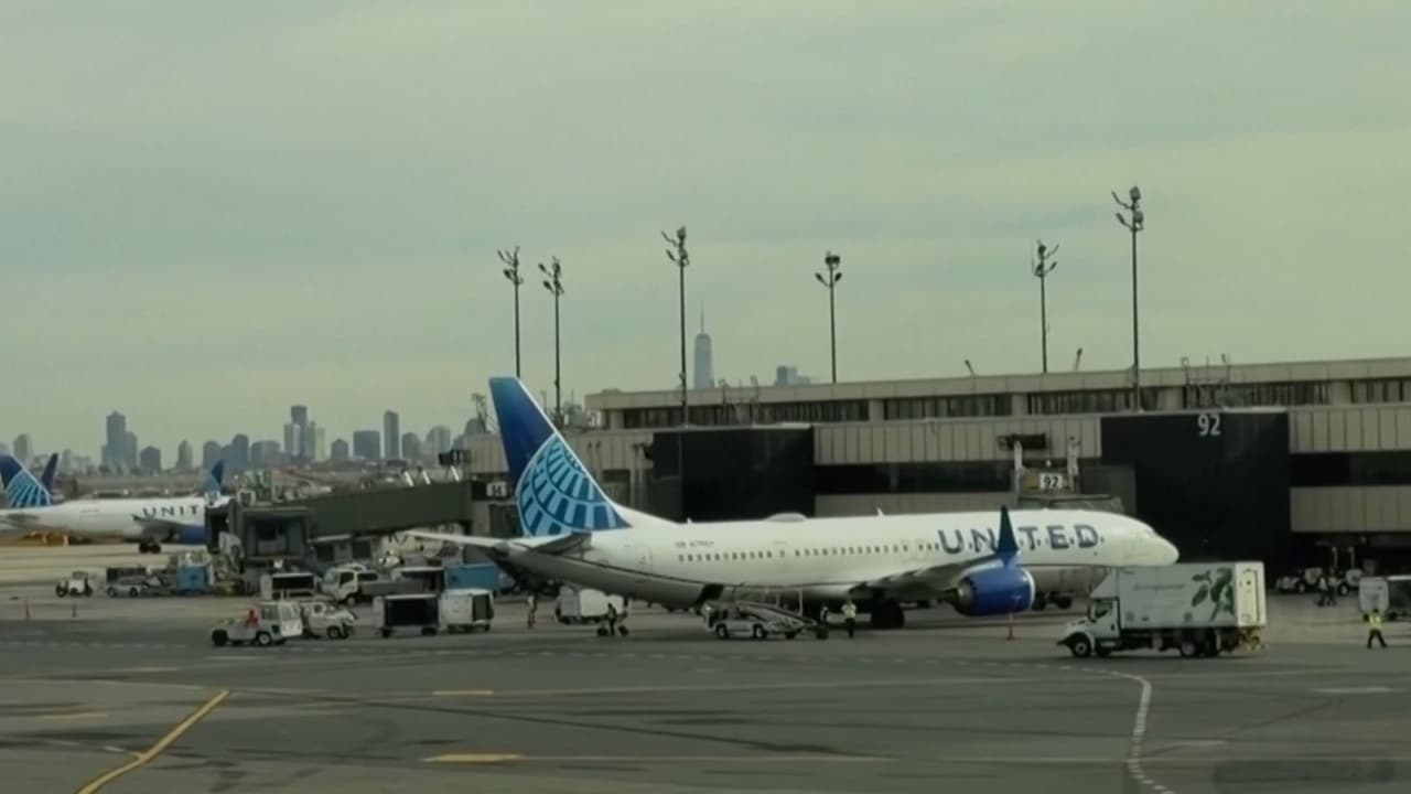 Reducen aerolíneas vuelos por precio del petróleo y ajustan capacidad global