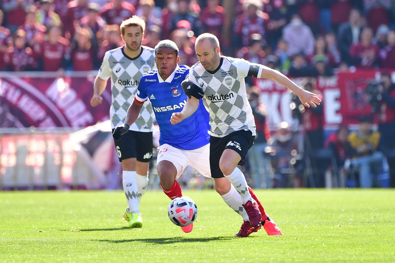 Andrés Iniesta a Vissel Kobe– siguió los pasos de su compañero en los Blaugranas y en la Selección de España, Xavi Hernández, pues vivió toda su carrera con el Barcelona y en la etapa final de su carrera optó por ir a Japón donde se unió al Vissel Kobe.