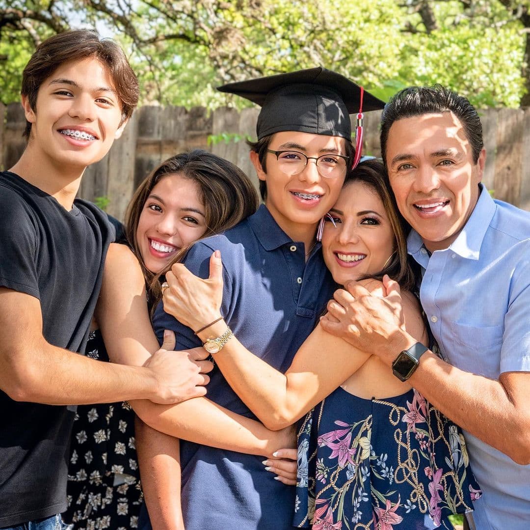 "Bendito sea Dios no hemos tenido crisis porque
<b>me tocó un esposo muy bueno</b>", aseguró.
<br>