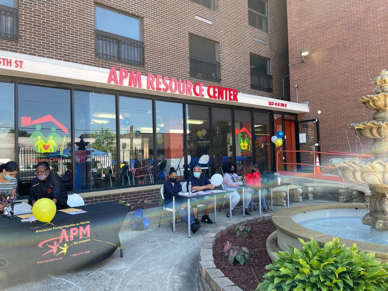 En la oficina de APM Pradera, ubicado en
<b>2637 N. 5th Street</b> (Filadelfia), padres de crianza pueden buscar apoyo y recursos. En este lugar también ofrecen el entrenamiento necesario convertirse en un padre/ una madre de crianza.