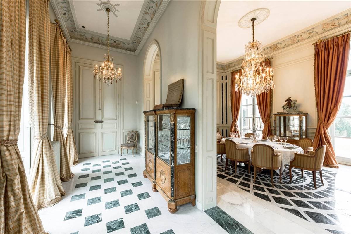 El lugar donde posiblemente podría vivir Messi y su familia es llamado Palacio Rosa (Palais Rose), construcción del año 1900 inspirada en el Grand Trianon y que está catalogado como monumento de interés histórico, pues cuenta con techos altos, grandes ventanas y muebles de la época. La residencia se encuentra 20 minutos de París.