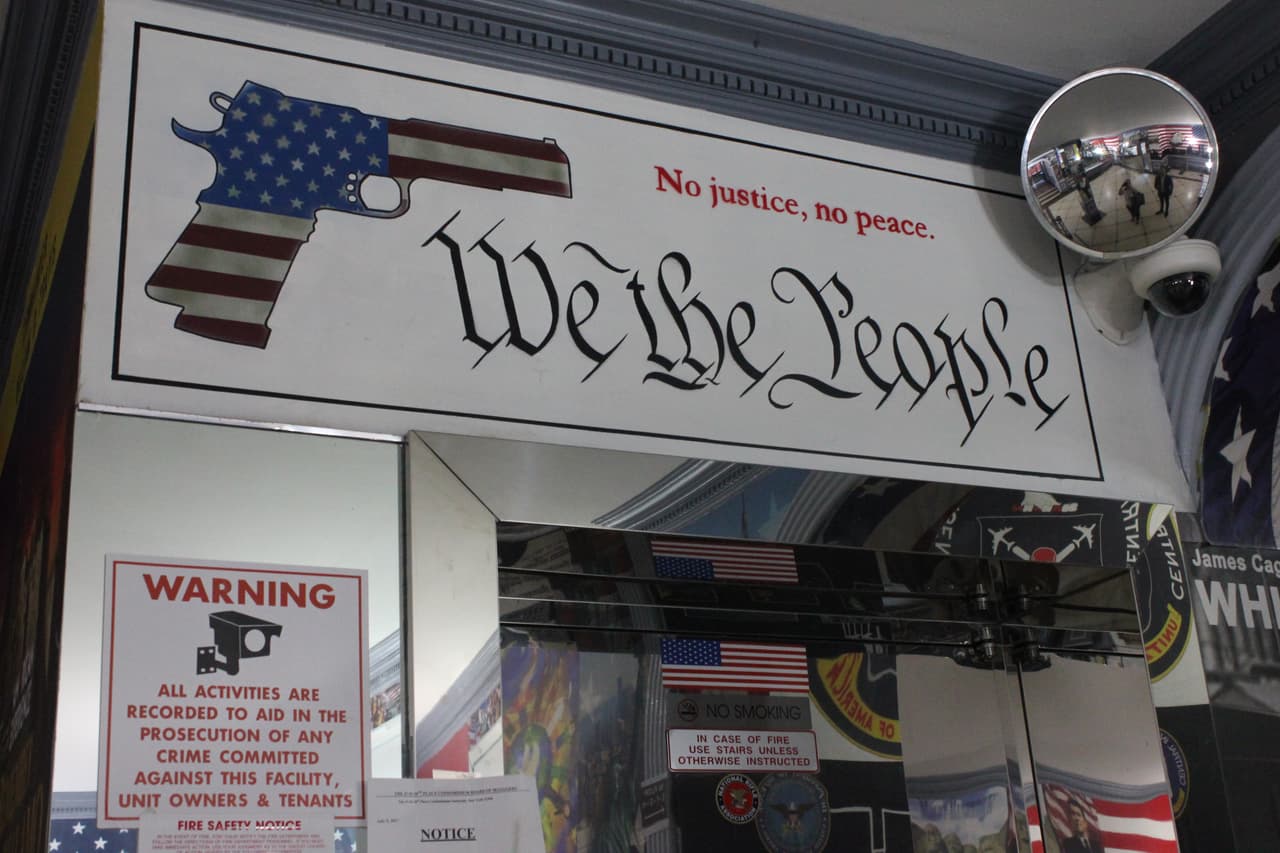 La imagen de un enorme revólver fue colocada en uno de los elevadores del vestíbulo.