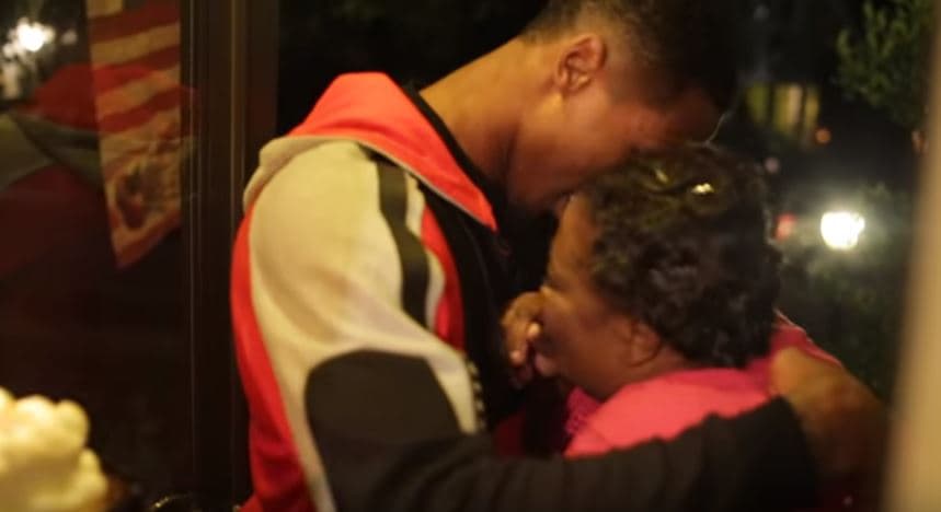 Basquetbolista le regala de cumpleaños una casa a su mamá