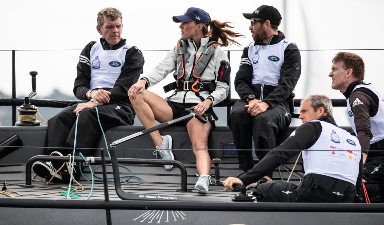 Por aquellas fechas, la fuente también contó que la duquesa practicaba CrossFit, un entrenamiento creado por el estadounidense Greg Glassman que combina el levantamiento olímpico de pesas, la gimnasia, ejercicios de peso corporal y aeróbicos en diferentes escenarios de tiempo y dominio.