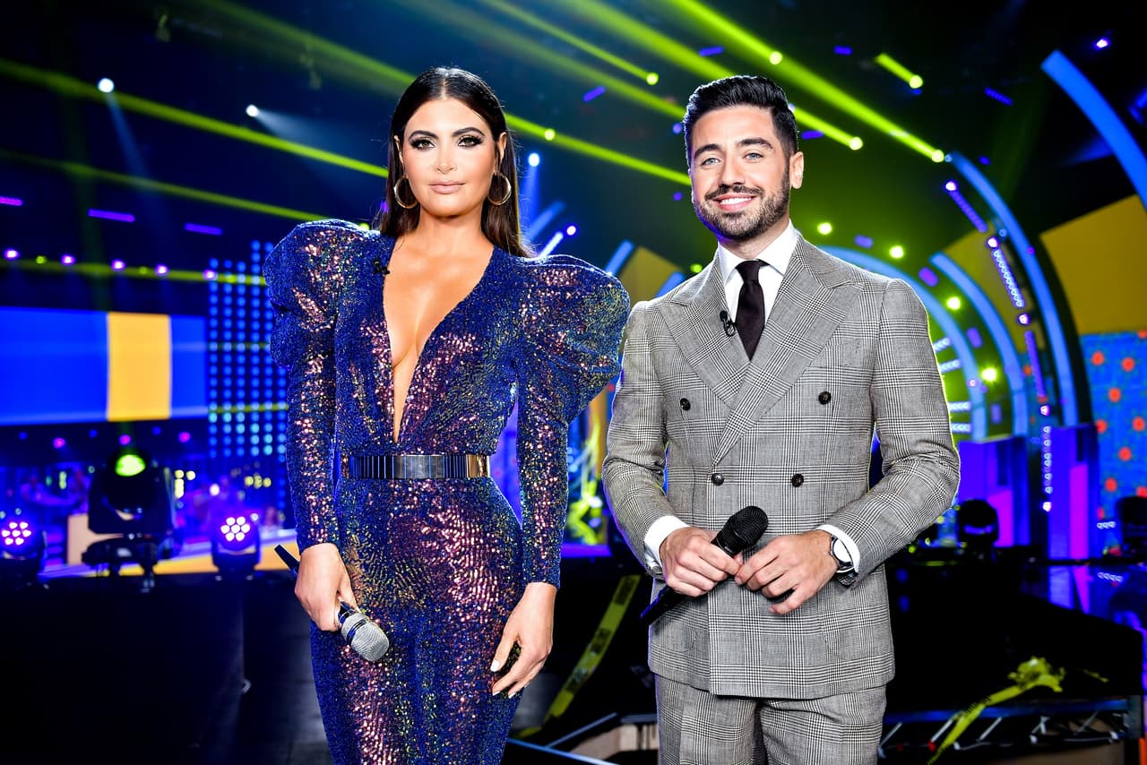 Chiqui Delgado y Borja Voces ya se encontraban en sus posiciones y listos para arrancar con una emisión muy divertida dedicada a todas las familias hispanas de Estados Unidos.