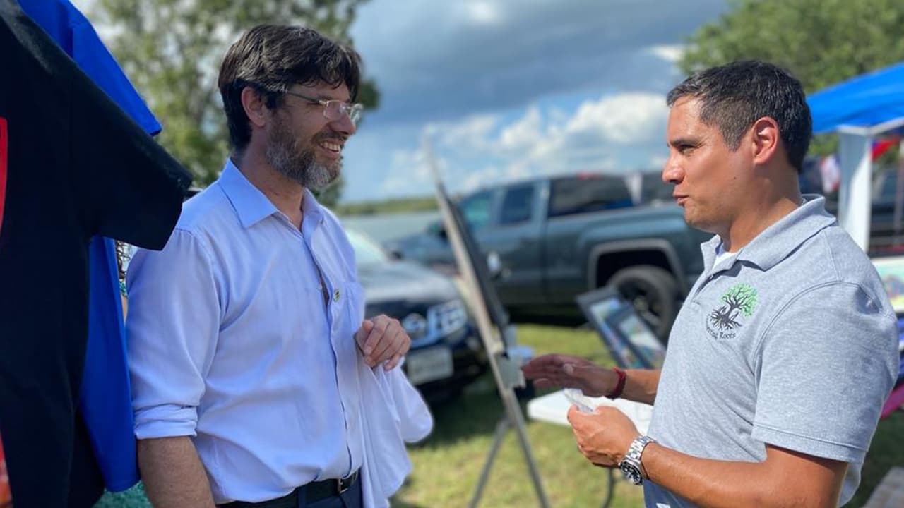 Felipe Díaz Ibáñez, Cónsul General de Chile en Houston habla con Tyler Graf sobre los planes para encontrar a más niños que como él, fueron secuestrados al nacer.
