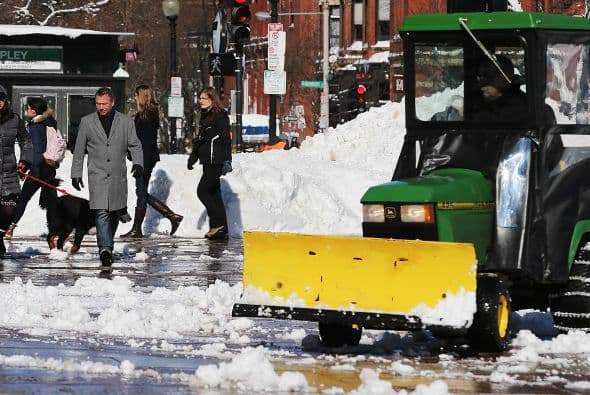 Los equipos de emergencia han trabajado sin descanso para poder volver a la normalidad antes de que el lunes los ciudadanos vuelvan a utilizar sus vehículos y el transporte público para desplazarse a sus lugares de trabajo.