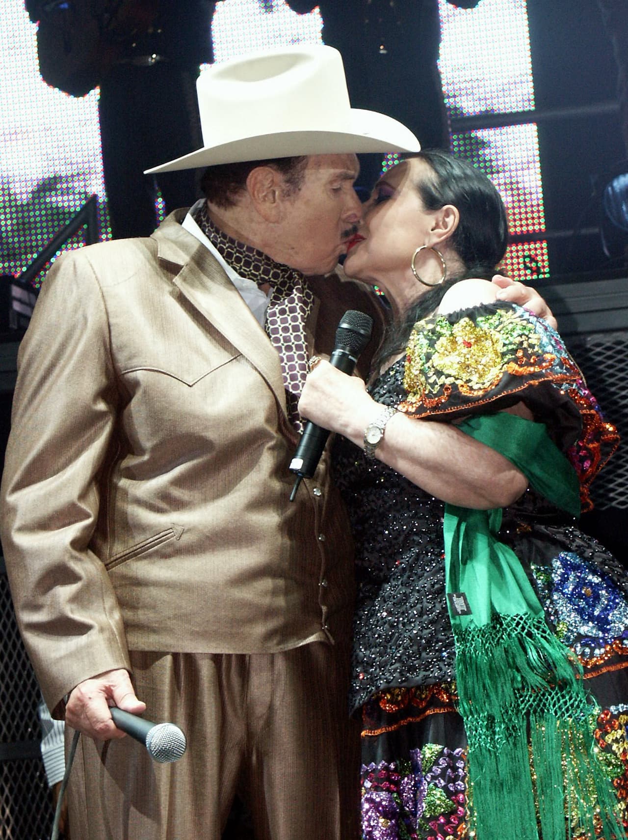 Los abuelos de Angela, Antonio Aguilar y Flor Silvestre, iniciaron un evento ecuestre que se convirtió en toda una tradición. Sus giras familiares representaron a la cultura mexicana por todo el mundo.