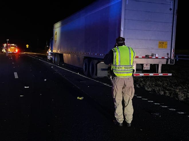 Weir fue detenido y enfrenta dos cargos de homicidio involuntario por DUI. Según la Patrulla de Carreteras de Florida, el hombre estaba tomado, inestable y con restos de latas de bebidas alcohólicas dentro del carro.