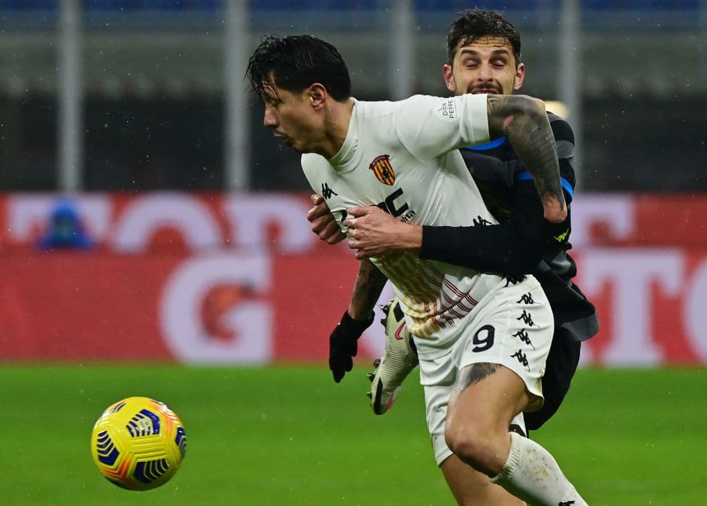 Inter aplastó al Benevento y sigue pensando en la cima