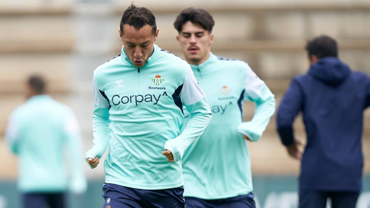 Andrés Guardado entrena con Betis ante serie de bajas