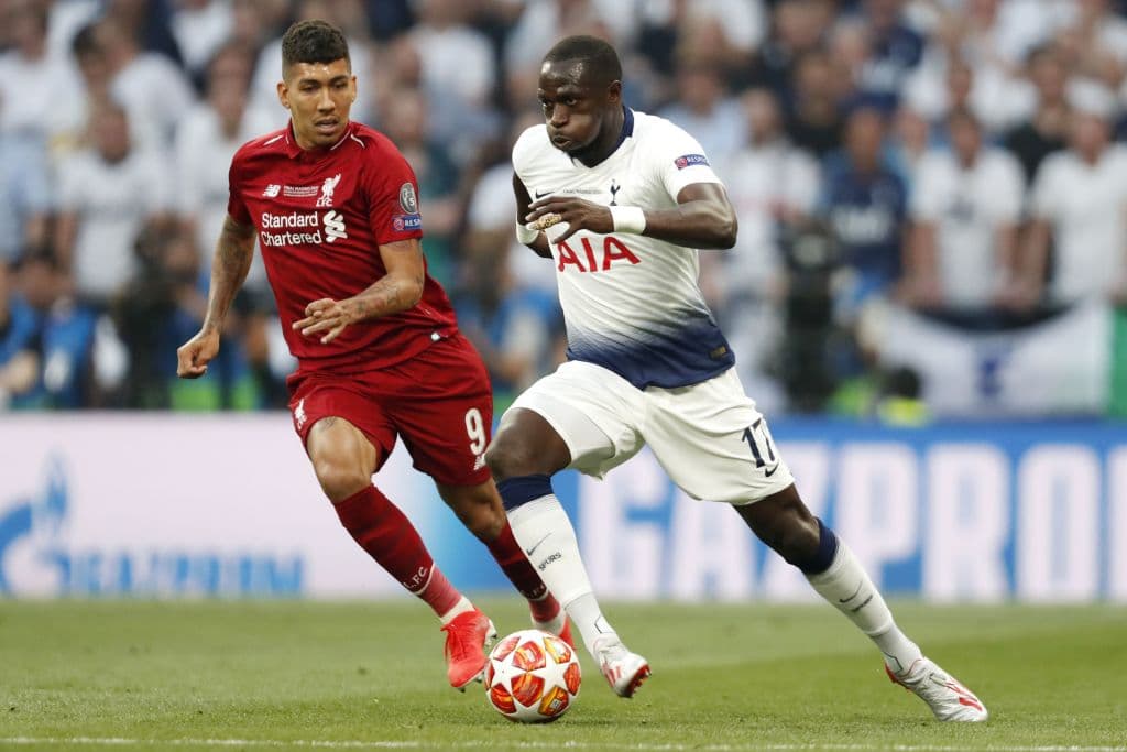 El autor de la supuesta mano penal, Moussa Sissoko (derecha), intentó igualar a los seis minutos, pero su tiro se fue desviado.