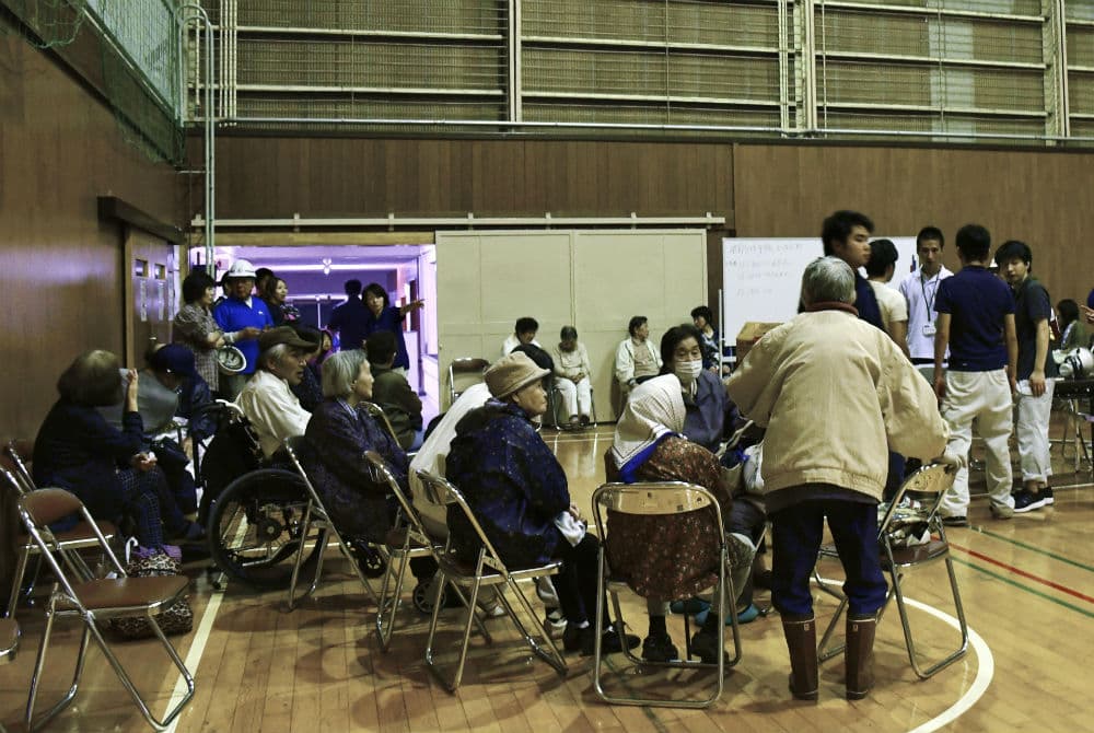 La Agencia Meteorológica de Japón (JMA) ha pedido a la población que extreme la
<b> precaución por el riesgo de derrumbes y corrimientos de tierra </b>ante potenciales terremotos similares en la próxima semana y en vista de las lluvias que se registraron en las últimas horas en parte de la zona afectada. El terremoto se produjo a las 22:22 hora local del martes con epicentro en el mar, cerca de la costa noroeste de Japón, frente al límite que separa las prefecturas de Niigata y Yamagata.