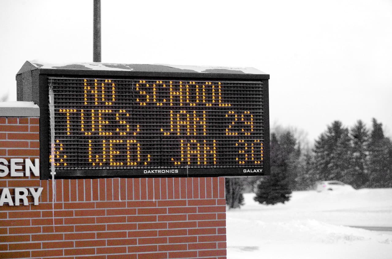 Un cartel en una escuela primaria de Moorhead, Minnesota, muestra las fechas de suspensión de clases por el frío. Según el Servicio Meteorológico Nacional en la ciudad de Park Rapids, en ese estado al oeste de los Grandes Lagos, las temperaturas cayeron hasta los -42 grados Fahrenheit.