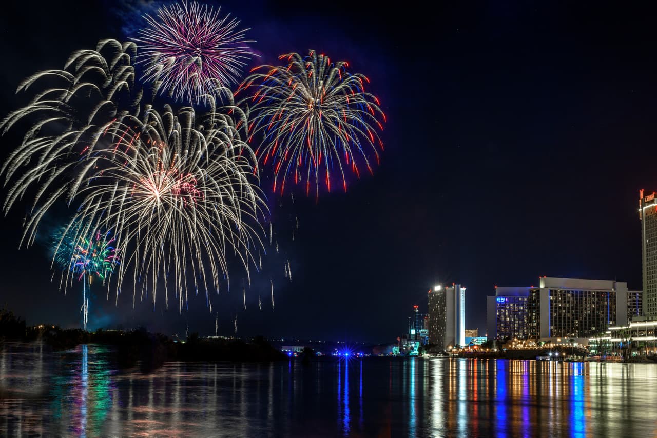 <b>Mesa, Arizona Celebration of Freedom</b>
<br>Únete a las celebraciones por el 4 de julio en el centro de Mesa “para el evento más genial del Día de la Independencia de Arizona”, según sus organizadores. Habrá comida, diversión, exhibiciones y fuegos artificiales. Se realizará en el Mesa Convention Center, 263 N. Center St., de 6:00 a 10:00 p.m. Entrada gratuita.