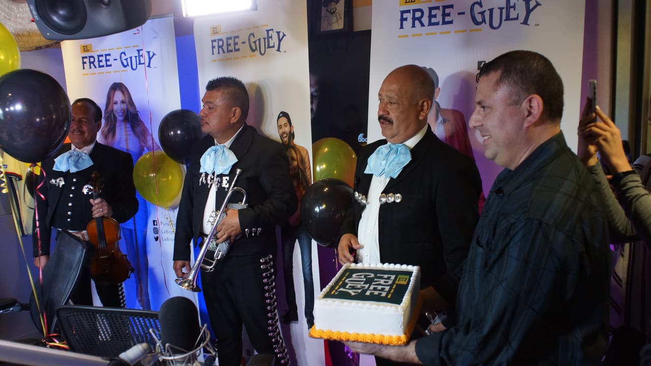 Pero la cosa no terminó ahí, porque también le entregaron un pastel con el logo emblemático de 
<b>El Free-guey sho</b>w.