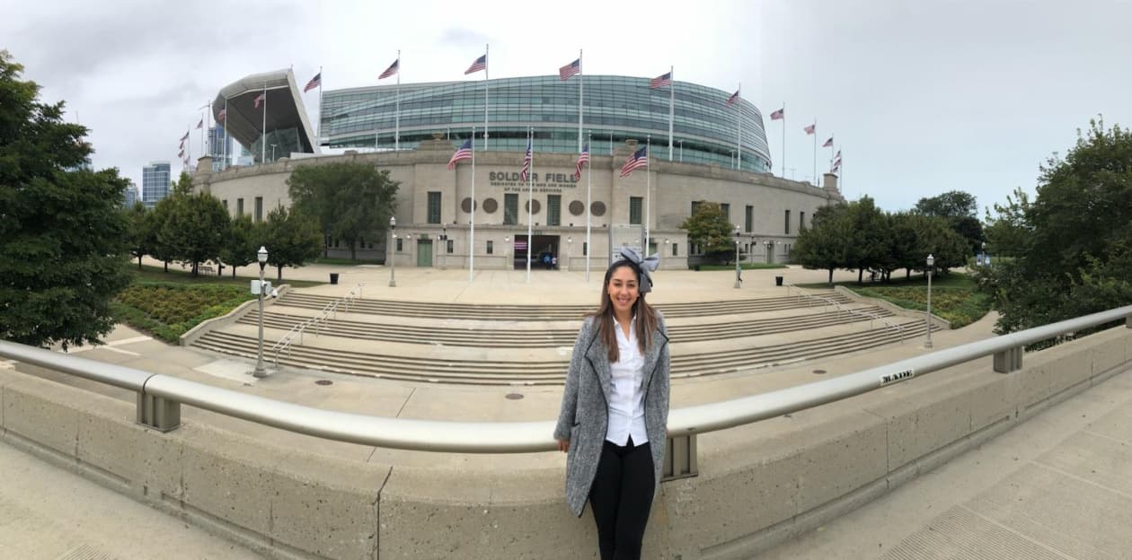 Tengo que volver a 
<b>Chicago</b> para ver un partido de la 
<b>NFL</b>. En está ocasión solo pude conocer el estadio por fuera. 
<b>'Soldier Field'</b> impone desde lejos y cuando te acercas te emocionas aún cuando no sea día de partido.