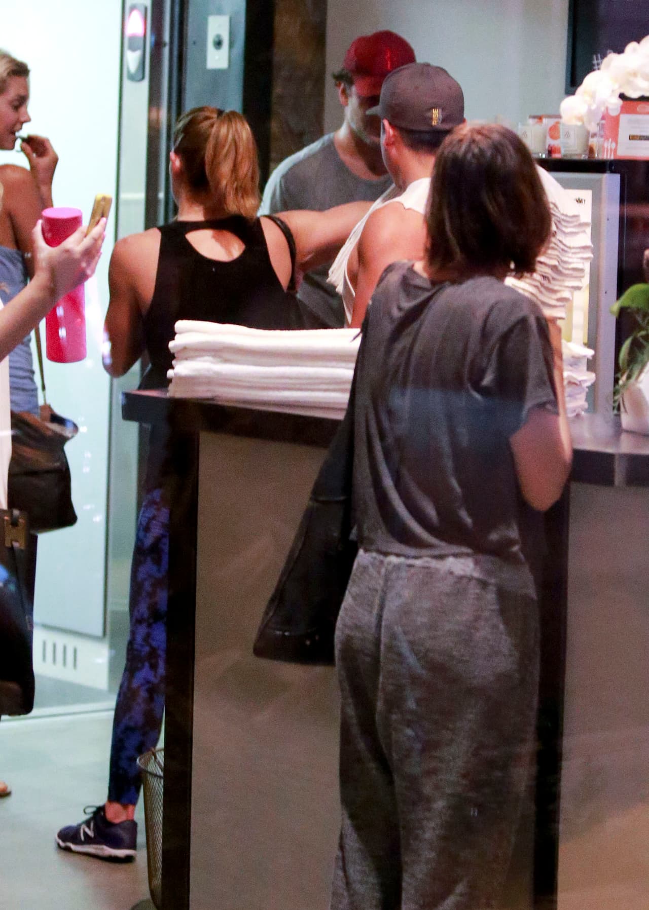 Bradley platicó largo rato con Ashley.