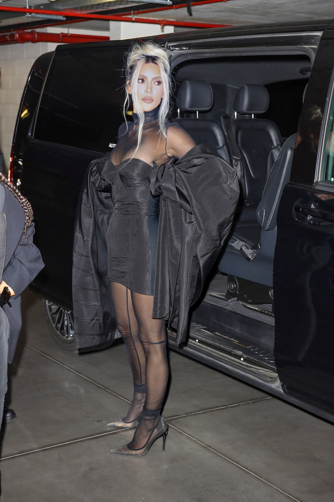 "Sí, el cabello rubio. Las raíces definitivamente están creciendo. Me lo voy a teñir pronto", dijo respecto a la notable raíz oscura que ha causado furor, aunque, por lo dicho, no ha sido de manera intencional.