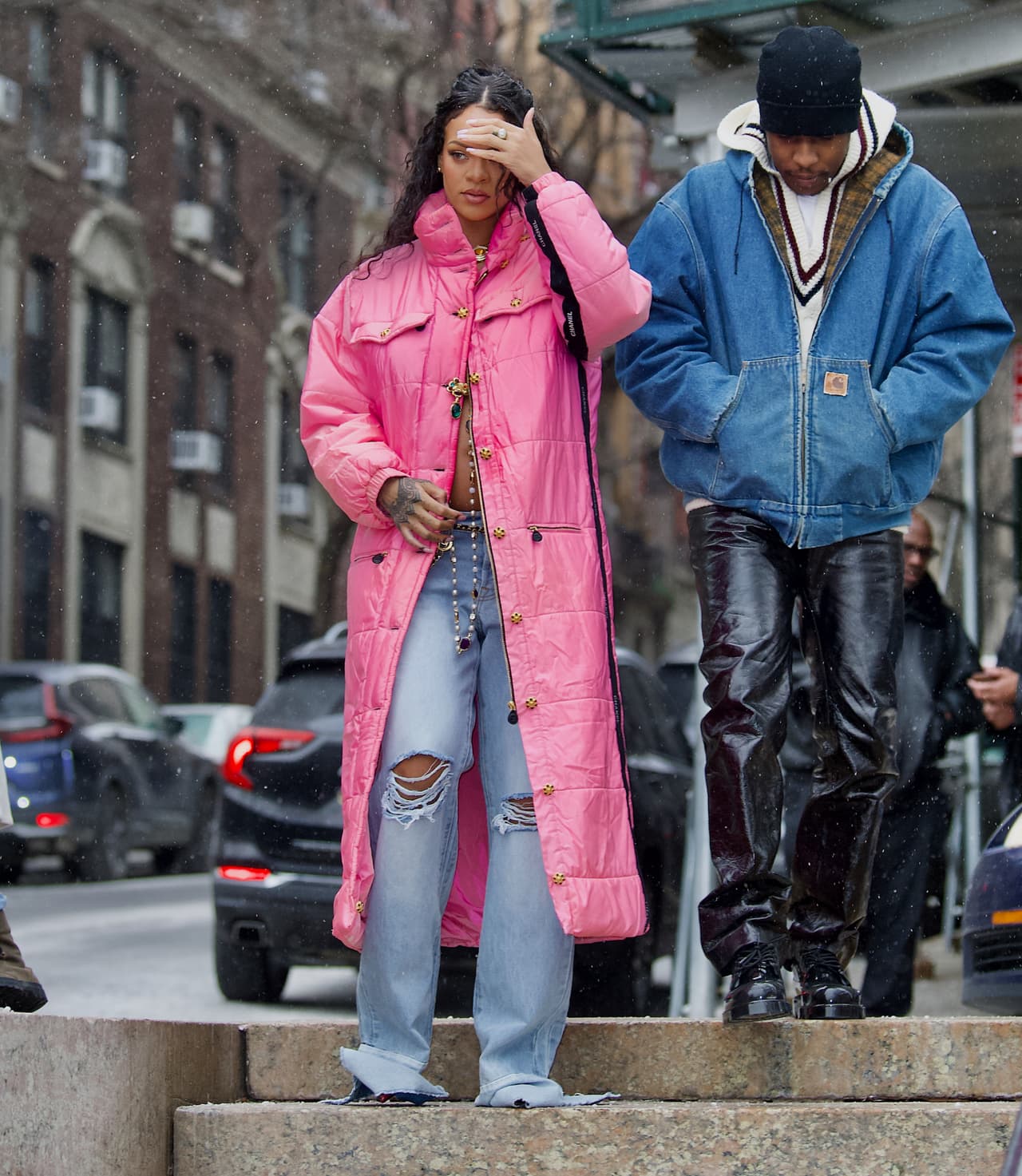 Rihanna 
<b>enmarcó su embarazo con un abrigo</b> de plumas rosa fucsia y jeans rotos, mientras que A$AP usó una chamarra de mezclilla y pantalones vinipiel.