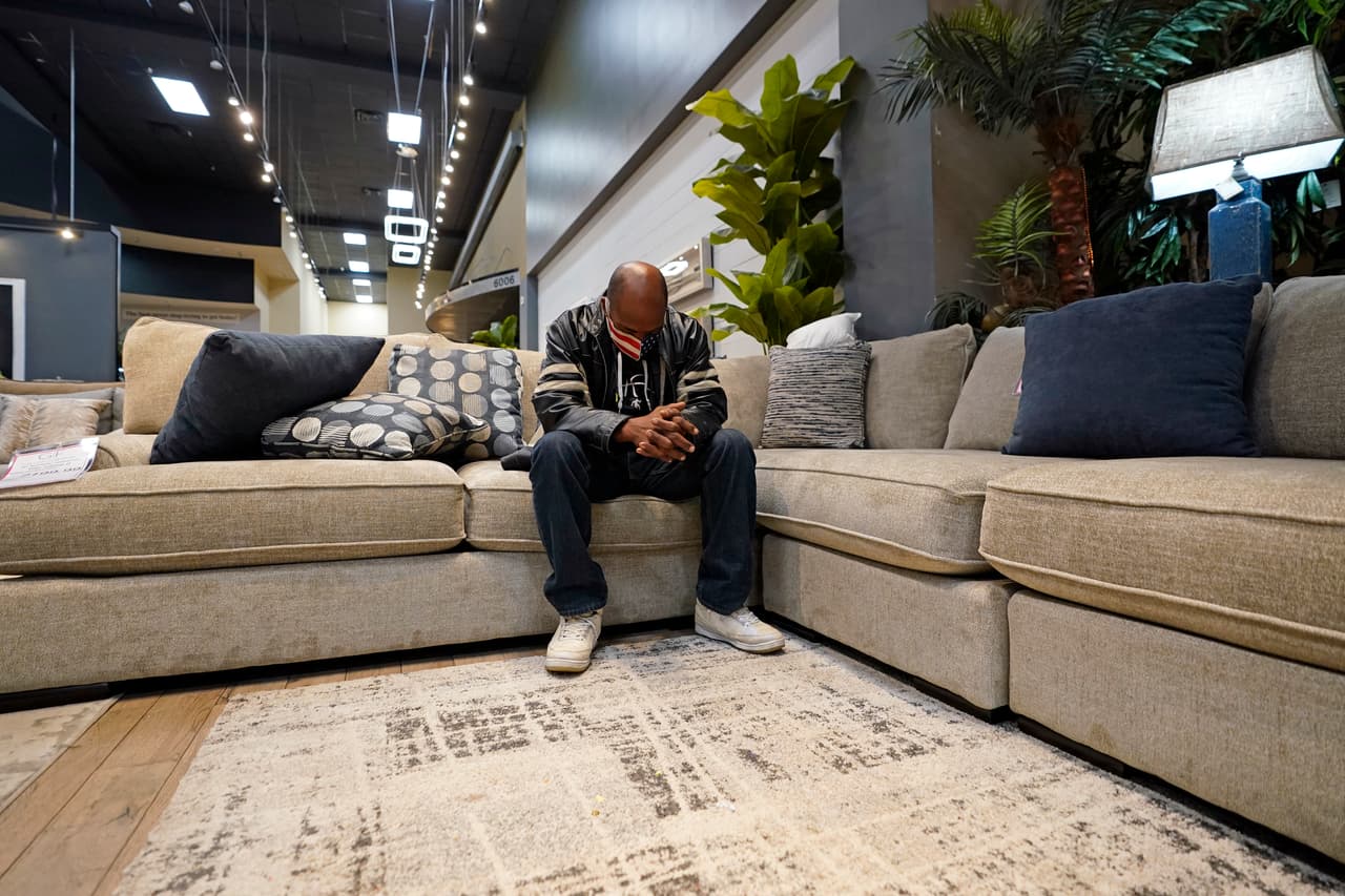 “Obviamente, hay mucha angustia entre la comunidad que viene aquí. Están conmocionados”, dijo McIngvale al Post. “Han estado en casa durante días en el frío sin electricidad, sin calefacción, sin agua, sin plomería”. Charvis Johnson es una de esas personas que ha encontrado abrigo en su tienda.