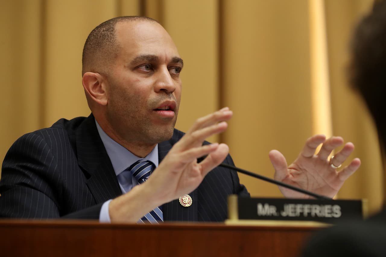 Hakeem Jeffries. "Voto sí", tuiteó Jeffries. "Nadie está encima de la ley".