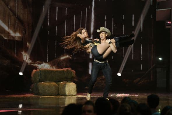Cynthia y el finalista de Va Por Ti, Fernando Corona, se movieron al ritmo de regional mexicano. Cynthia se lastimó durante los ensayos de este baile. Sin embargo, en la gala estuvo perfecta. 