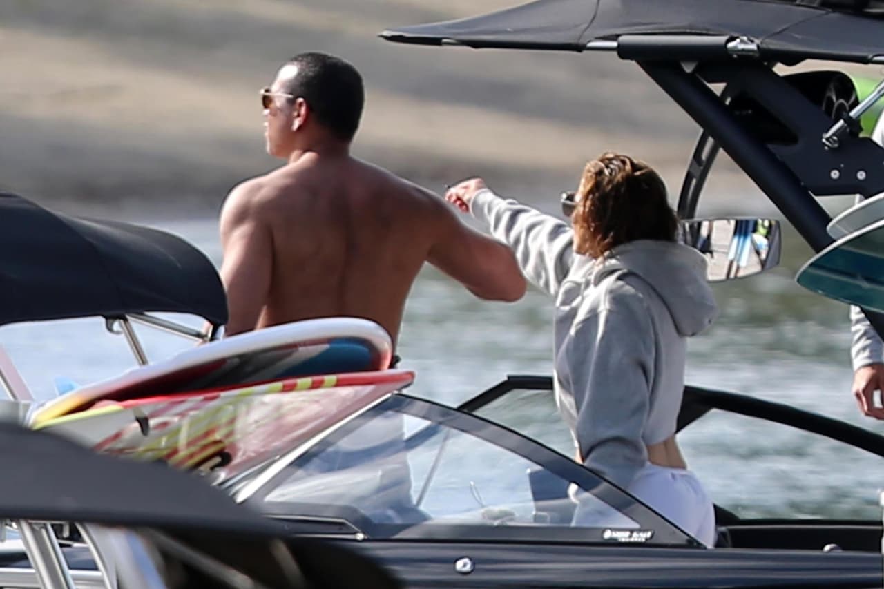 Alex Rodríguez, a quien JLo bautizó como su "macho bello", se atrevió a esquiar en el agua... pero 
<b><a href="https://www.univision.com/entretenimiento/arod-tragando-agua-asi-se-hundio-el-macho-bello-de-jlo-otra-vez-intentando-esquiar-video">no le fue tan bien como en el campo de béisbol</a></b>.