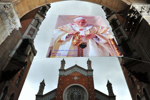 Para estar a tono con el momento histórico, Benedicto XVI cambió de rumbo y el miércoles no impartió su habitual lección de catecismo. En su lugar, hizo de su última presentación en la Plaza de San Pedro un acto personal, explicando una vez más por qué es el primer papa que renuncia en 600 años y exhortando a los fieles a orar por su sucesor.