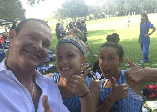 Por su parte, Alan Tacher llegó a echarle porras a sus hijas Hannah y Nicole, que son un par de chicas muy atléticas.