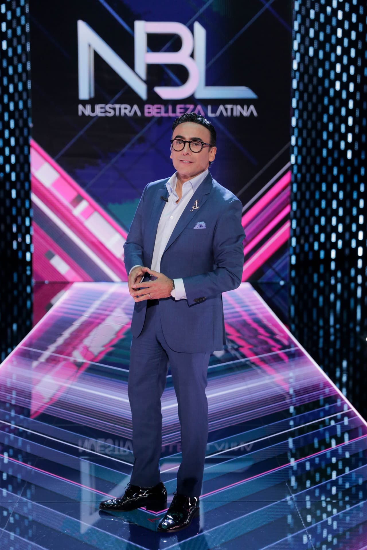 Este outfit, que también incluyó un pin con la inicial de su nombre, quedó muy adecuado para su personalidad relajada.