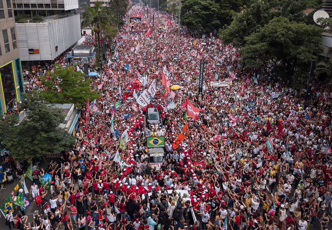 Los resultados en las urnas mostraron una dividida pelea votoa voto entre el izquierdista Luiz Inácio Lula da Silva y el ultraderechista Jair Bolsonaro. En la imagen, partidarios del expresidente Lula se reunieron alrededor de un vehículo que traslada al exmandatario en un mitin en Sao Paulo, Brasil.