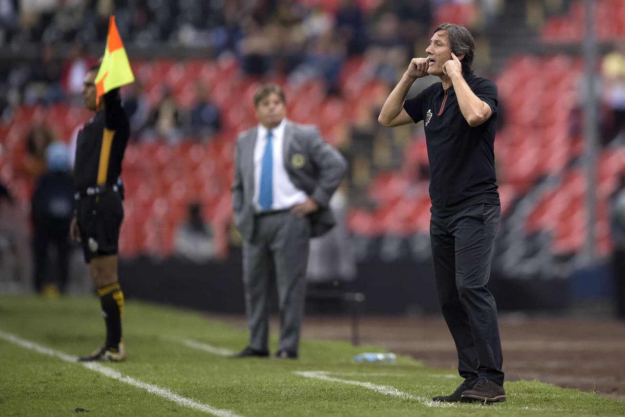 Gabriel Caballero (der) técnico de Juárez FC, hizo sustituciones buscando que algo pasara para su equipo. Miguel Herrera, (centro) del América, no oprimió los botones adecuados.