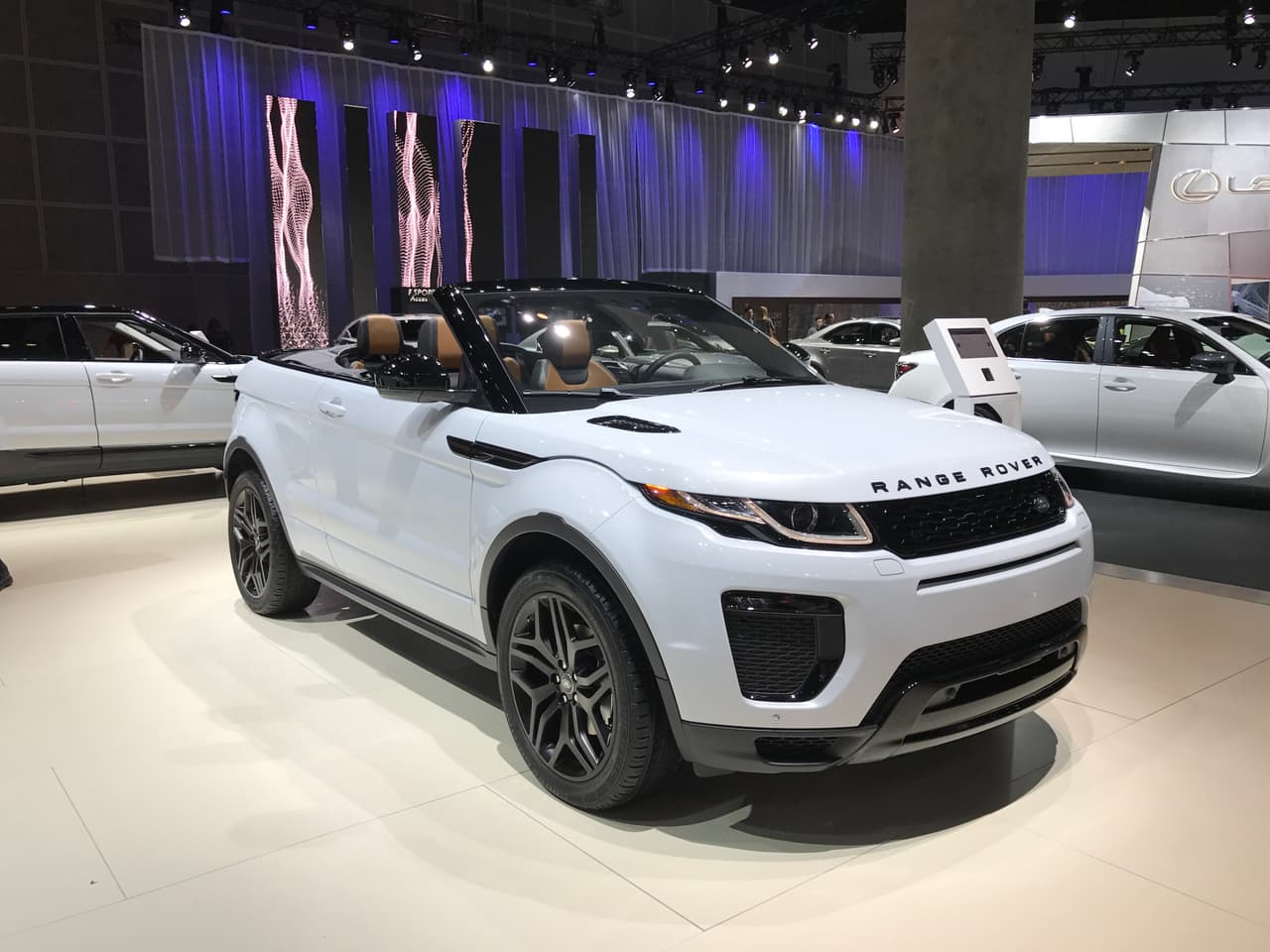 <b><a href="http://www.univision.com/noticias/land-rover" target="_blank">Land Rover</a></b> no presentó novedades en el
<a href="http://www.univision.com/noticias/auto-shows/los-angeles-auto-show"><b>Auto Show de Los Angeles</b></a>, pero eso no evitó para que presentará su línea en la cita angelina. Entre sus vehículos estuvo una eterna favorita del público, la
<a href="http://www.univision.com/noticias/land-rover/video-range-rover-evoque-convertible" target="_blank"><b>Range Rover Evoque Convertible</b></a>.