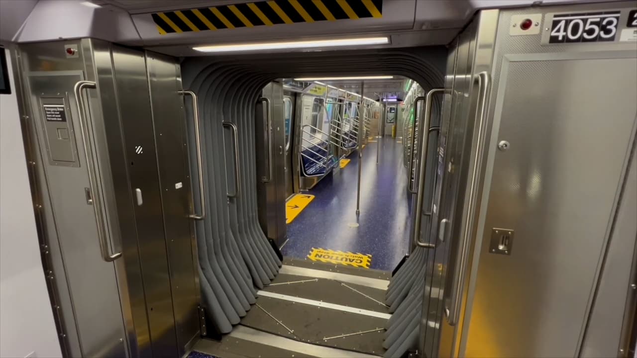 Las autoridades explicaron que éstos son los primeros vagones con pasillos abiertos que funcionan en el sistema del subway.
<br>