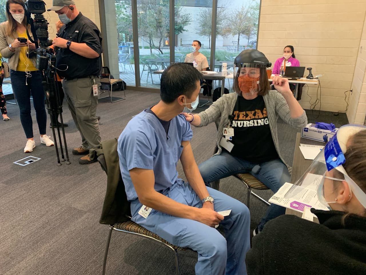 Dell Medical School es una de las cuatro instalaciones en todo el estado que recibió el primer envío de vacunas. Para el final de la semana, más de 
<b><a href="https://www.univision.com/local/austin-kakw/hospitales-de-texas-que-recibiran-vacuna-contra-coronavirus-fotos">220,000 de las dosis de Pfizer deberían estar en 110 hospitales en 34 condados de Texas.</a></b>
<br>