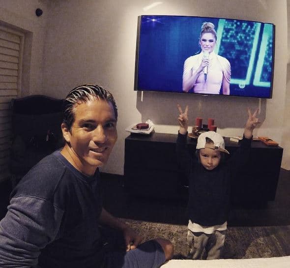 Tanto padre como hijo disfrutan y apoyan a la mujer de sus sueños.