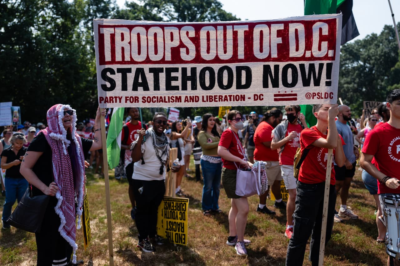 La principal consigna fue exigir 
<b>que el presidente Trump detenga y revierta el <a href="https://www.univision.com/local/washington-dc-wfdc/guardia-nacional-en-dc-denuncian-impacto-negativo-en-turismo" target="_blank">despliegue de la Guardia Nacional</a> en las calles</b>. Sin embargo, también se sumaron otras causas.