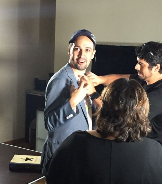 Así comenzó su día con una cargada agenda de medios en la Isla del Encanto. La imagen la compartió su padre, Luis Miranda.