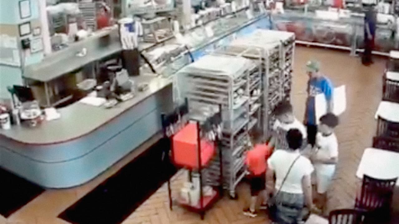 Usan a niños para robar limosna a hispano que sufre una extraña enfermedad