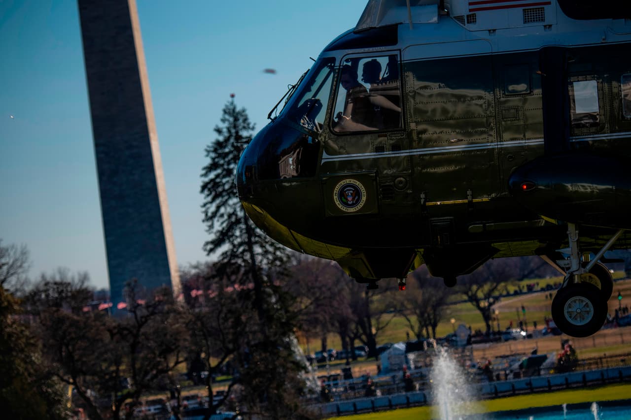 El Marine One también cuenta con sistemas de seguridad y comunicación especiales que permiten al presidente mantener contacto tanto con la Casa Blanca como con el Pentágono.