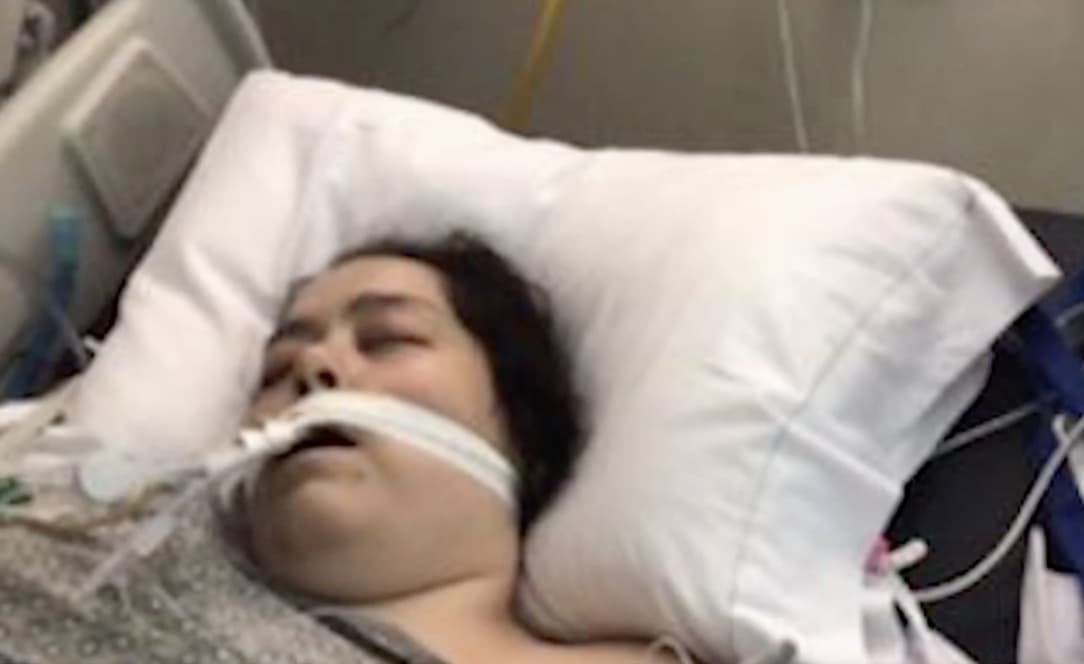 <b>"Un día despertó y dijo que ya no podía respirar muy bien, entonces llamamos al 911"</b>, dijo Juan José. Brenda fue hospitalizada en Palmdale y tuvo que ser internada de urgencia y ser ayudada con un respirador artificial para poder mantenerse con vida. Sin embargo, tuvo complicaciones cardíacas y luego sus pulmones colapasaron, casi simultáneamente.