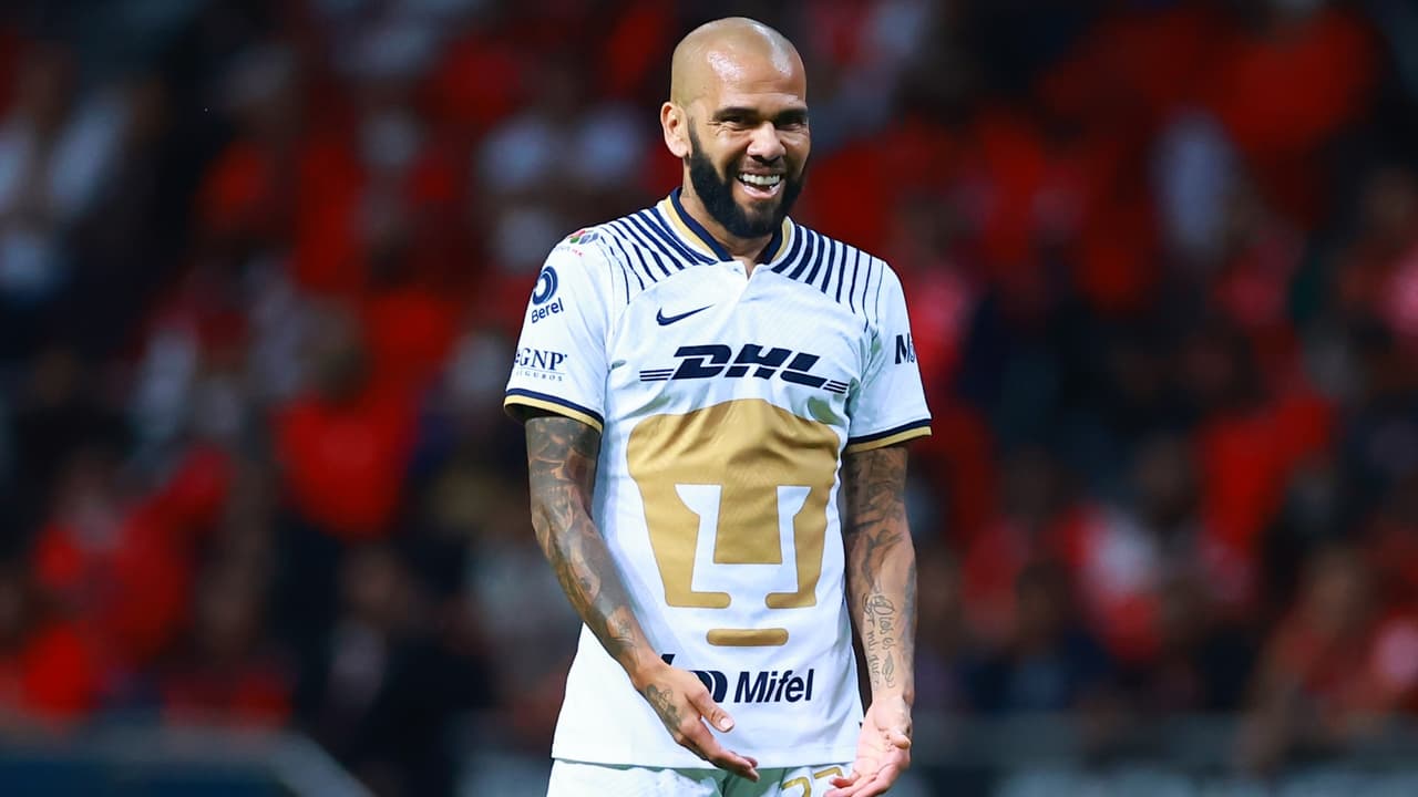 Dani Alves tranquiliza a sus fanáticos y asegura que su lesión no es de gravedad.